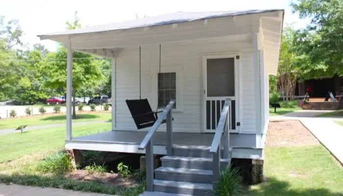 1. Visit the Elvis Presley Birthplace and Museum